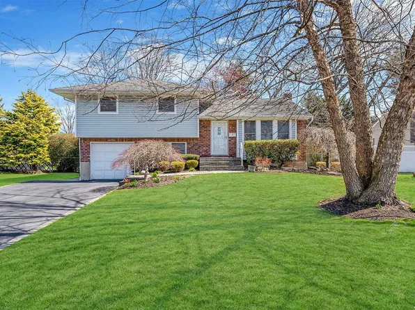 17 Sycamore Lane, Commack, NY 11725