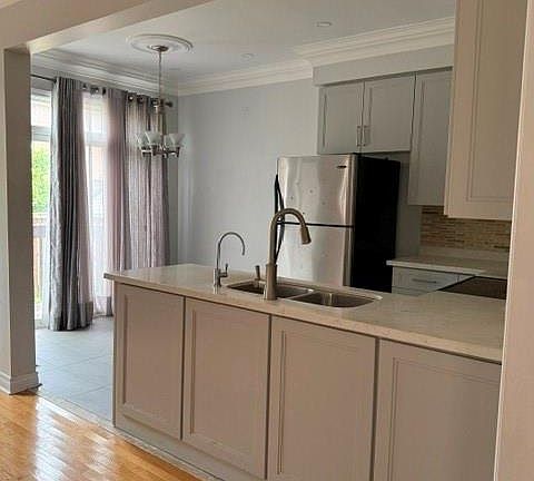 3rd image of 27 Village Lake Cres