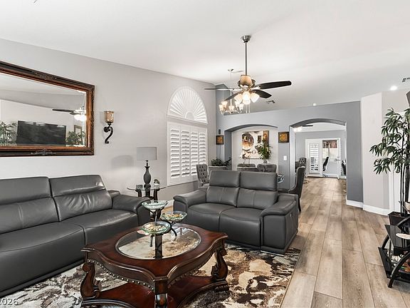3rd image of 527 Duran St