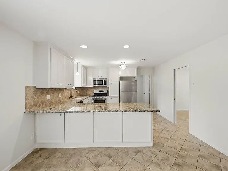 10503 Shadow Wood Dr — Photo 14