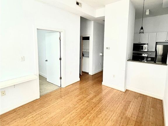 2nd image of 1414 W Marshall St #U502