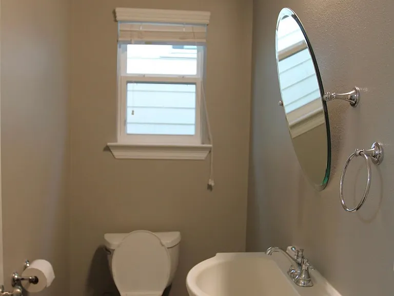 2228 Magnolia St — Photo 8
