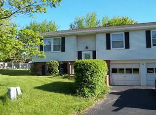 42 Coachlight Cir, Farmington, NY 14425