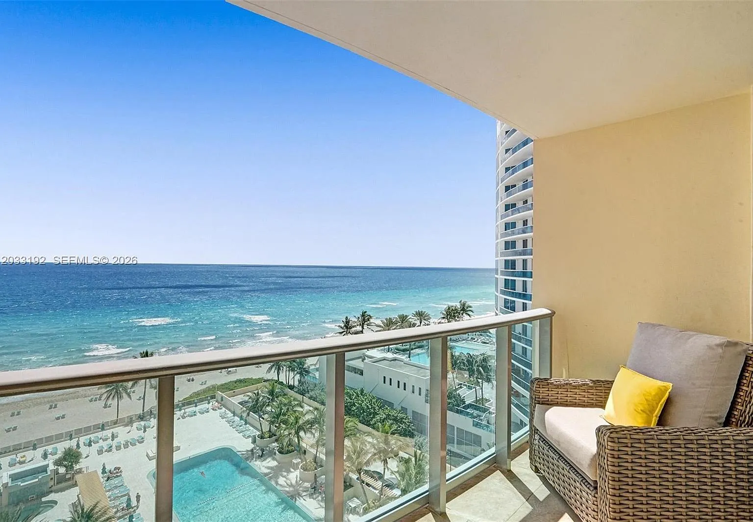 Wave Condo — Photo 1