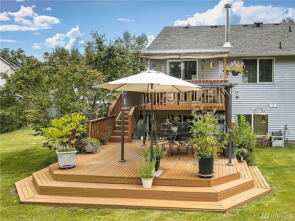 Beautiful 2 tiered deck!