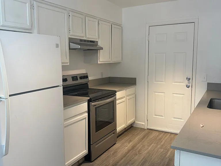 Meridian 21 Apartments — Photo 26