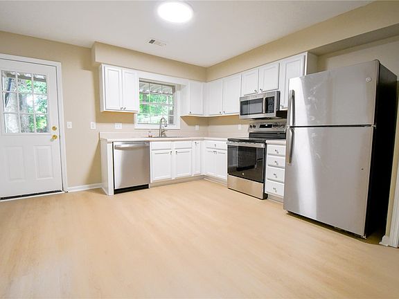 3rd image of 1022 Chinook St