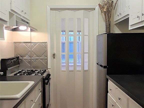 Kitchen (door closed)