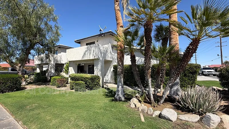 3 bed, 2.0 bath, 1200 sqft, $1,899 — Photo 2