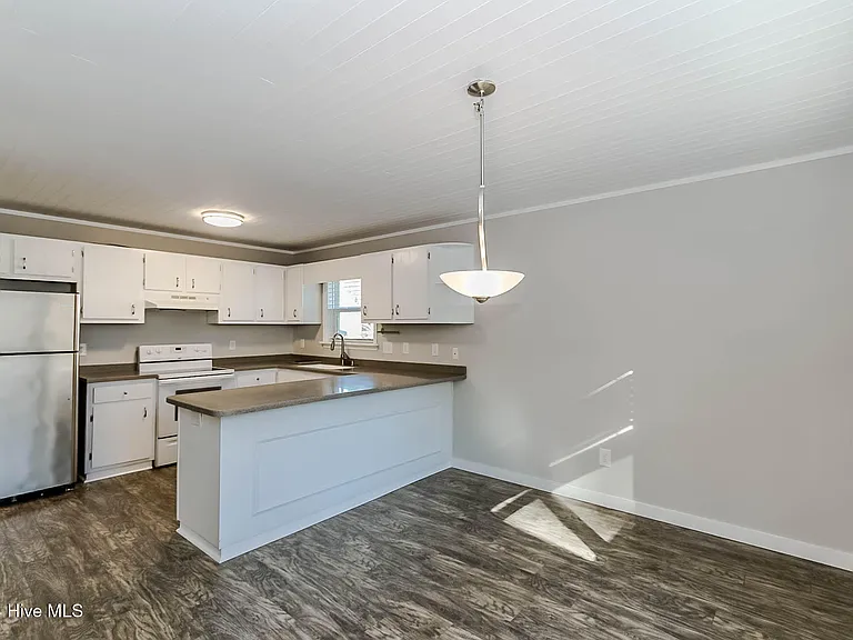 2901 Mandy Ln — Photo 11