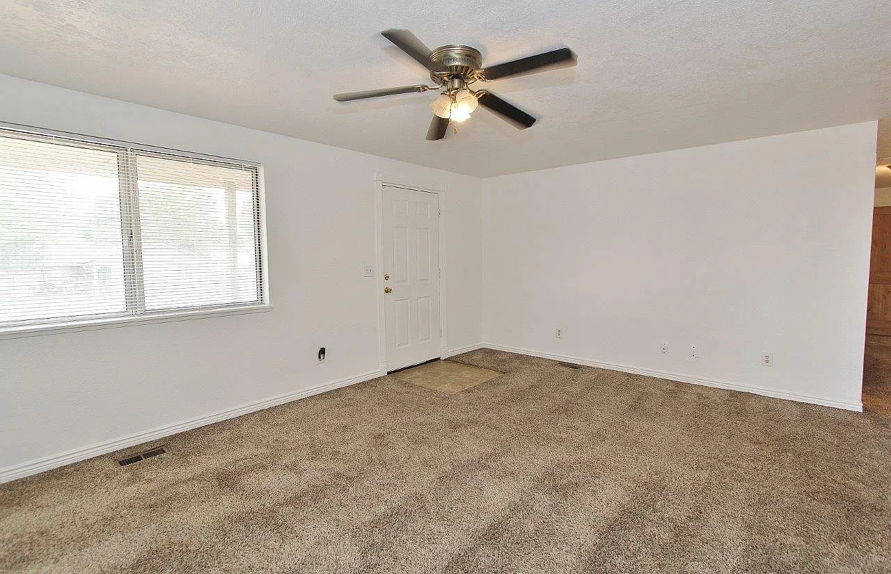 3 bed, 1040 sqft, $1,700 — Photo 3