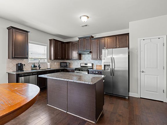 5th image of 133 Shakleton Dr