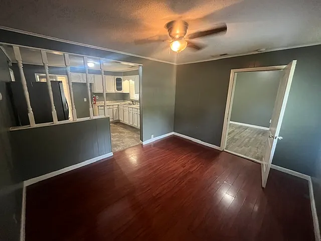3 bed, 1075 sqft, $1,300 — Photo 2