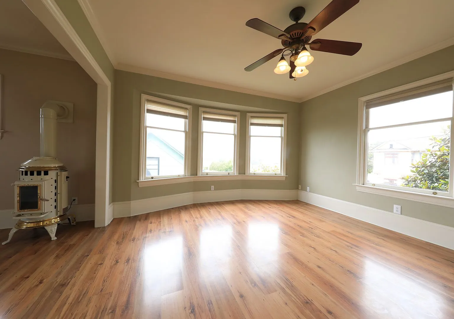 Spacious Updated Victorian Apartment, some utilities included — Photo 1