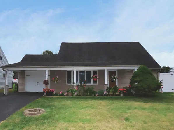 28 New Pond Ln, Levittown, PA 19054