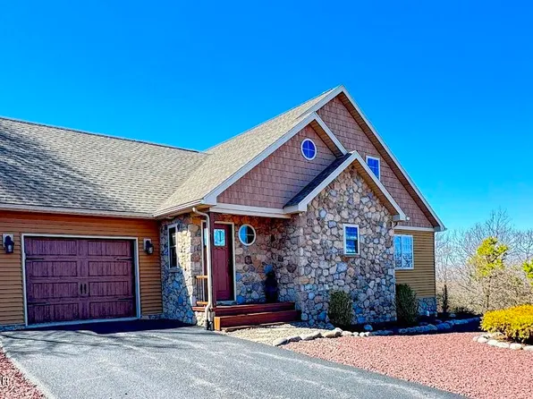 162 N Cranberry Spice Ln, Hazleton, PA 18202