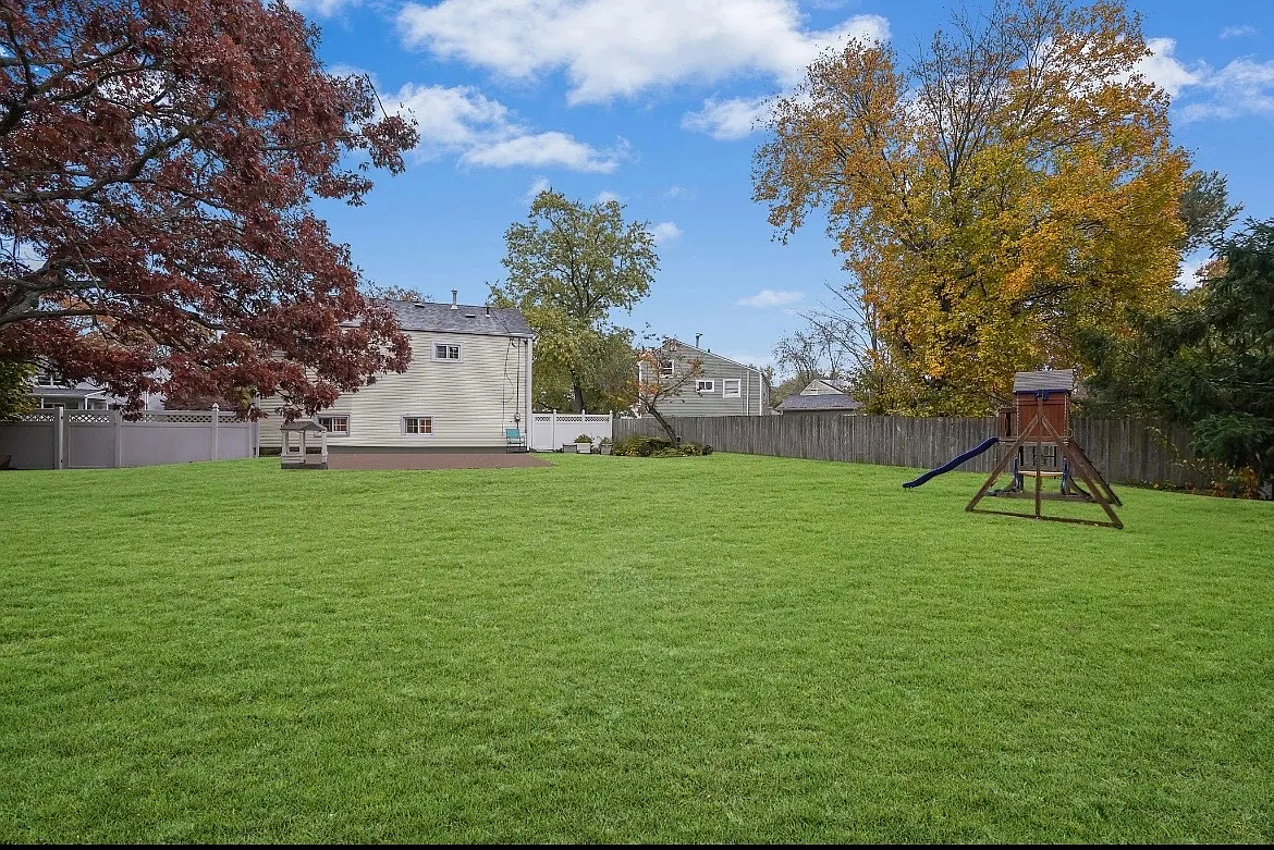 Eastwood Blvd, Centereach — Photo 3