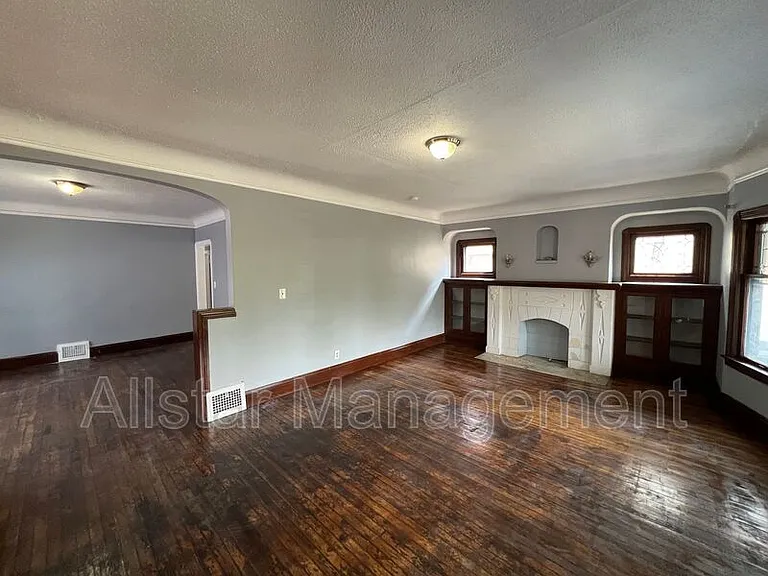 3257 E 139th St #DOWN — Photo 4