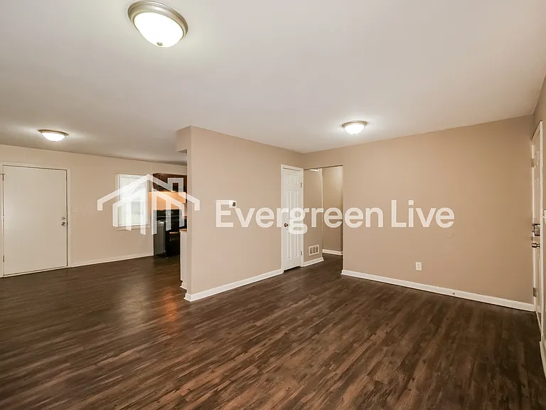 11301 Corrington Ave — Photo 3