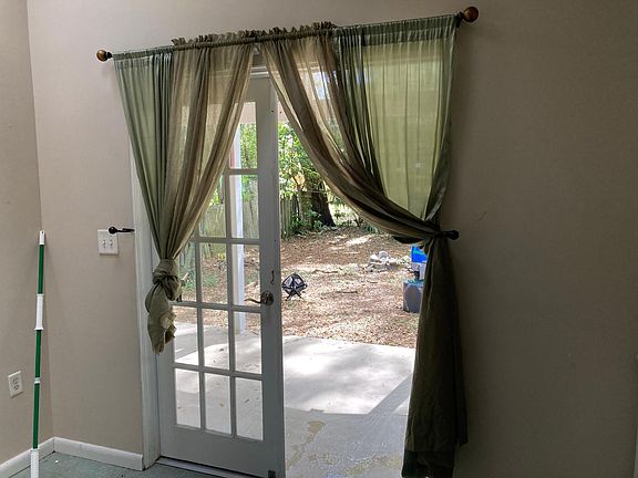 3rd image of 930 E Carolina Ave