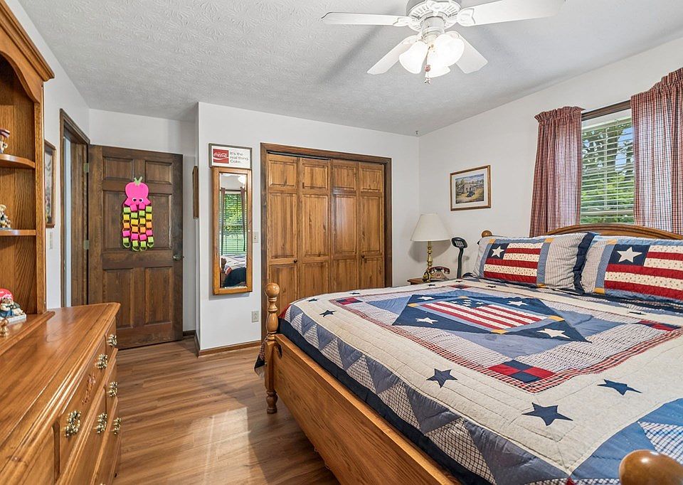 34th image of 20 Riverbend Ln