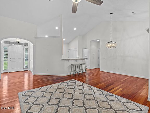 5th image of 38 Amber Ct