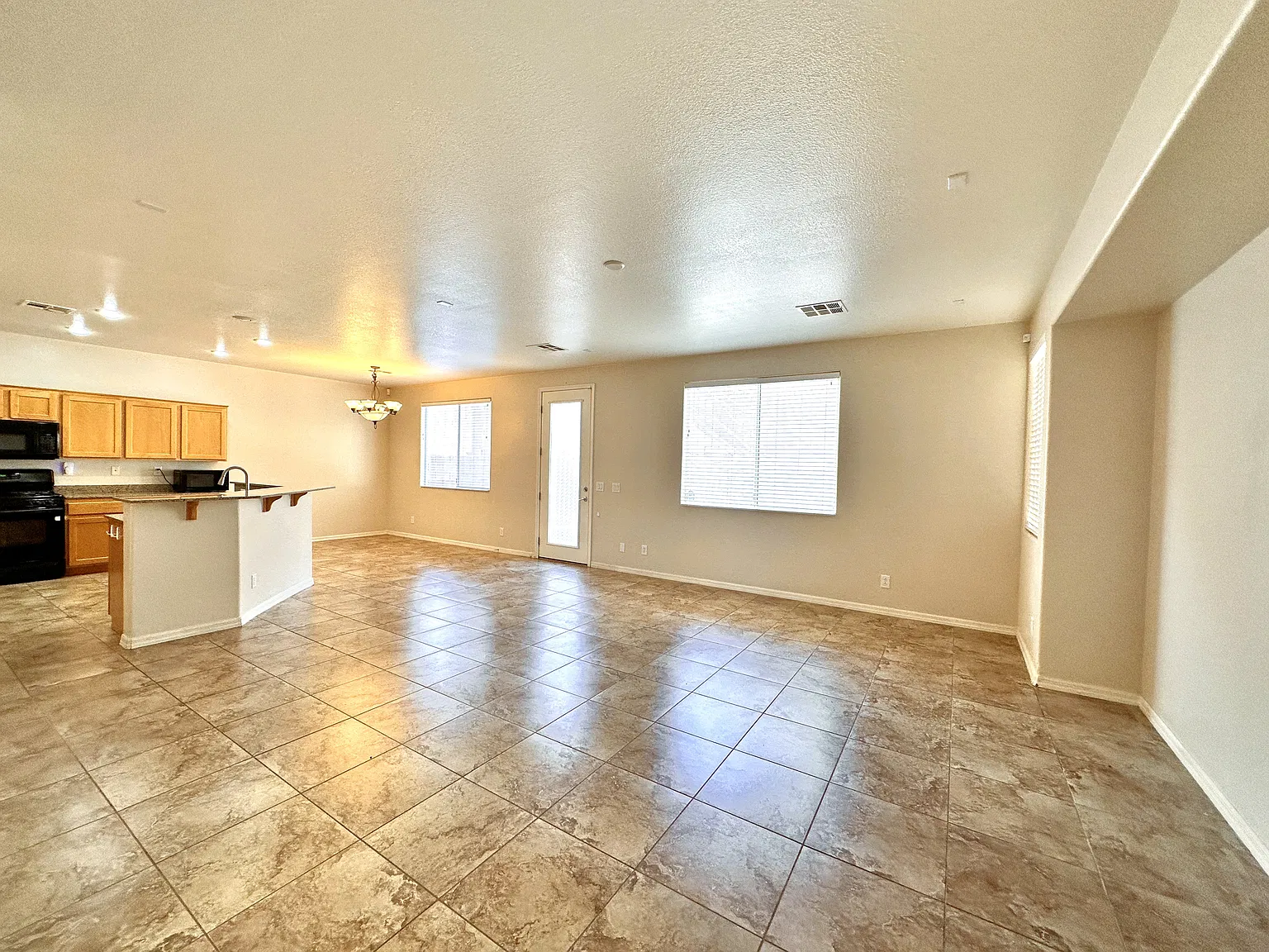 3 bed, 2021 sqft, $2,050 — Photo 2