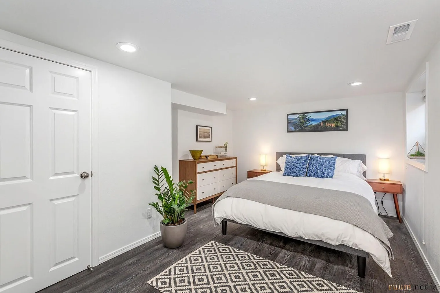 2 bed, 1.0 bath, 3089 sqft, $2,886 — Photo 4