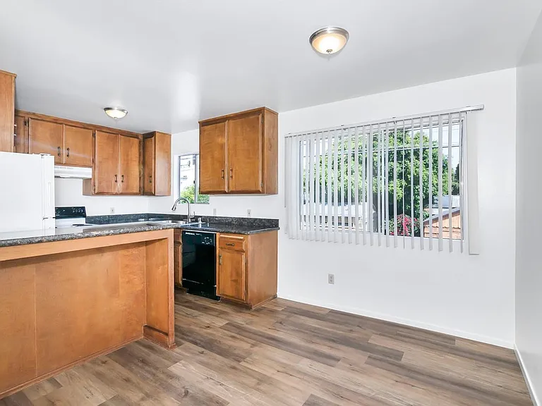 1150 Grand Ave #D — Photo 5
