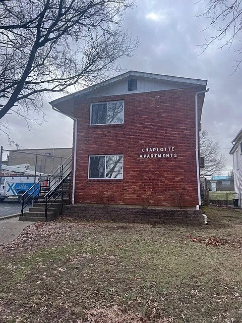 33 6th Ave W #1