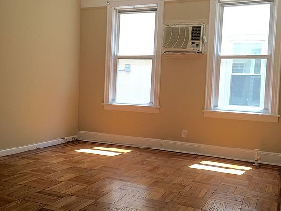 2nd image of 2458 Crescent St #1