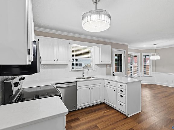 5th image of 2716 Lexington Ave SW