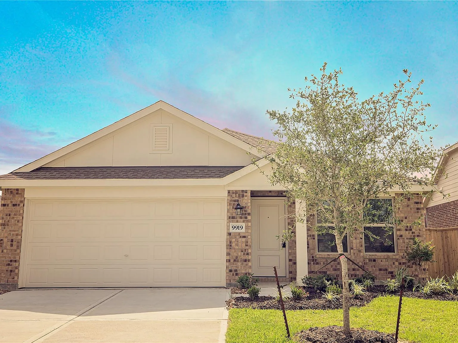 4 bed, 2.0 bath, 1720 sqft, $2,095 — Photo 1