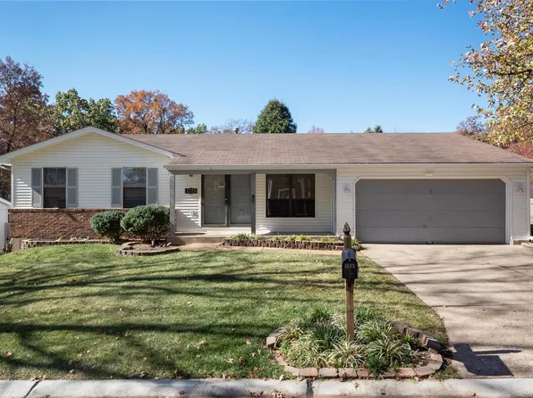 1229 Forest Trails Ct, Fenton, MO 63026