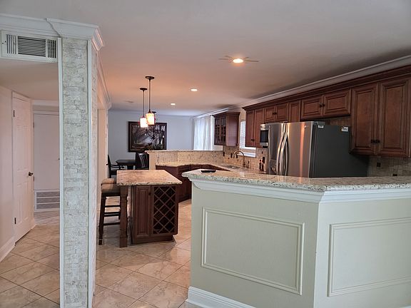 4th image of 2401 Park Ln