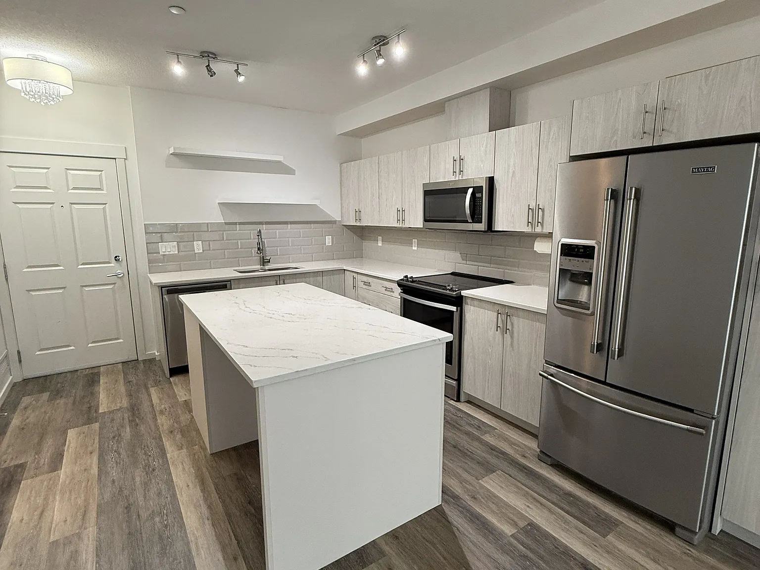 2 bed, 816 sqft, $1,950 — Photo 1