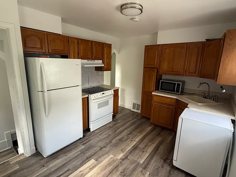 9725 Ruth Ave — Photo 2