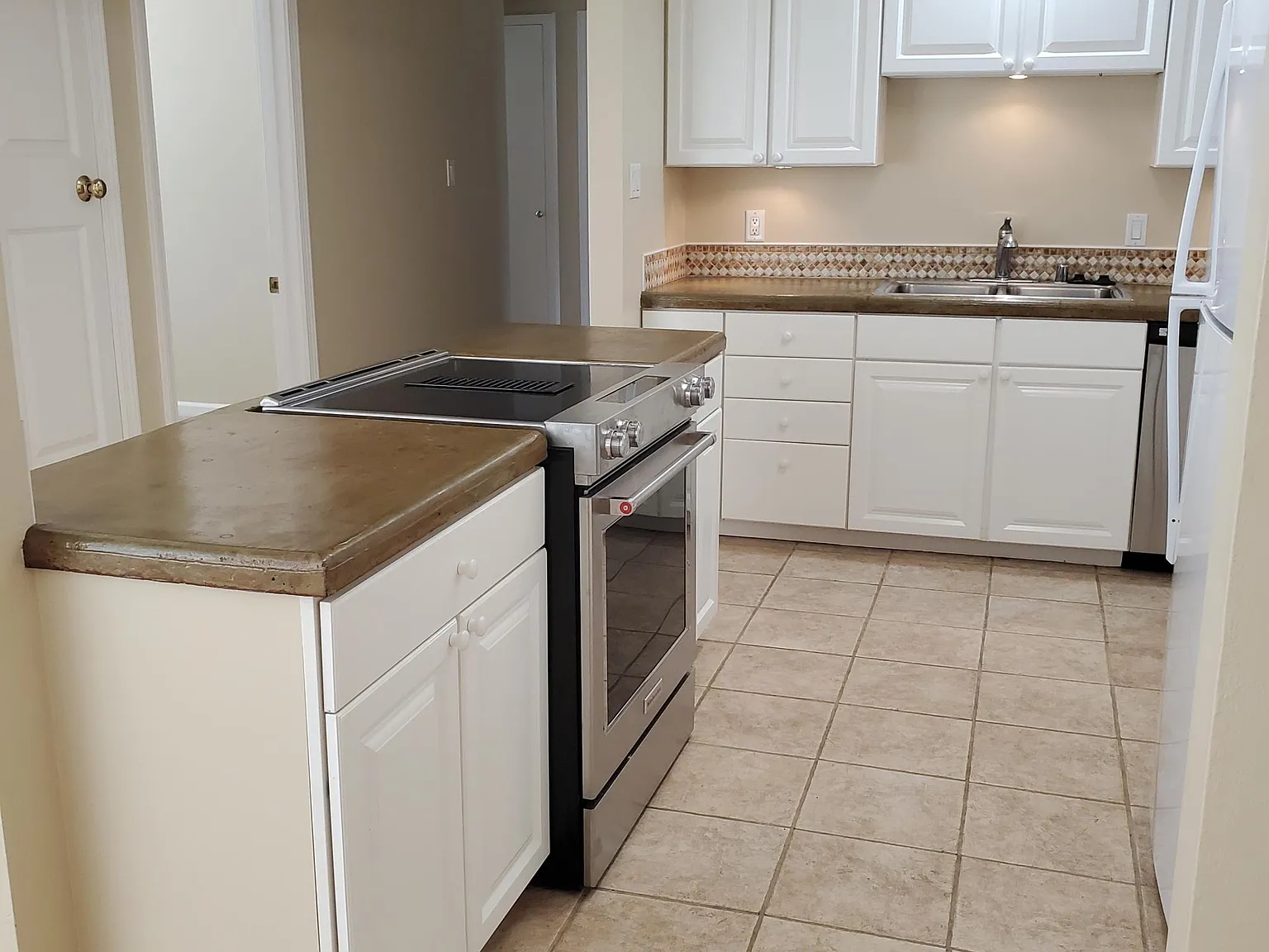 3 bed, 1.5 bath, 1293 sqft, $2,475 — Photo 4
