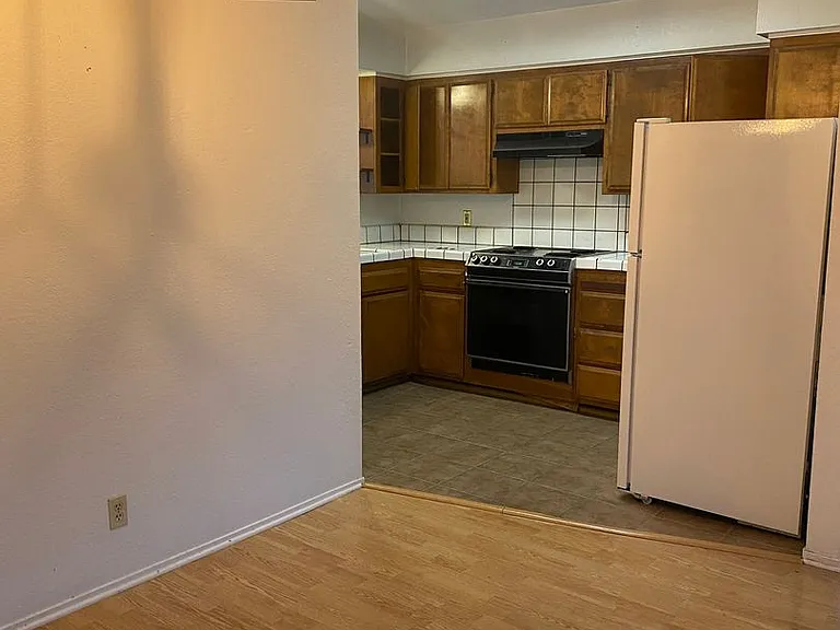 495 Ridgecrest Ct — Photo 3