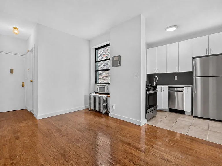 631 E 11th St #24 — Photo 2