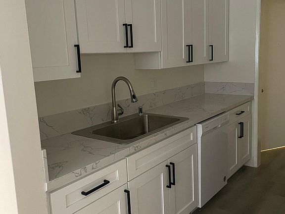 3rd image of 430-1 S Berendo St #9