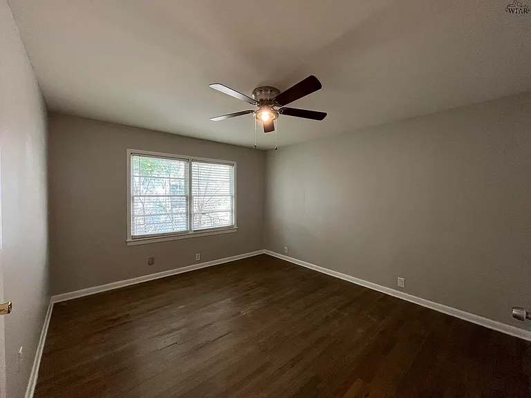 1824 Woodrow Ave — Photo 11