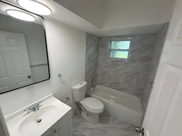 37 W 17th St — Photo 11