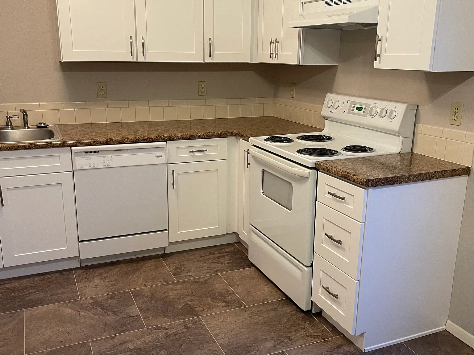 2 bed, 1.5 bath, 1800 sqft, $1,375 — Photo 2