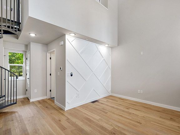4th image of 913 Duncan Ln #205