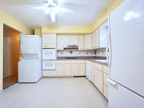 2nd image of 117 Giffords Ln APT 2