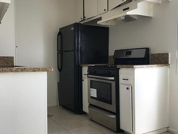 5th image of 125 S Mariposa Ave APT 24