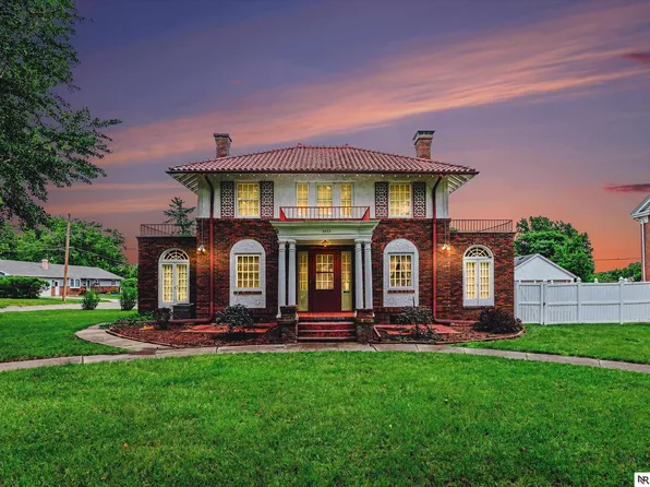 2422 Lane St, Falls City, NE 68355