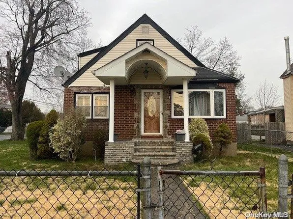 4 Fiske Place, Uniondale, NY 11553