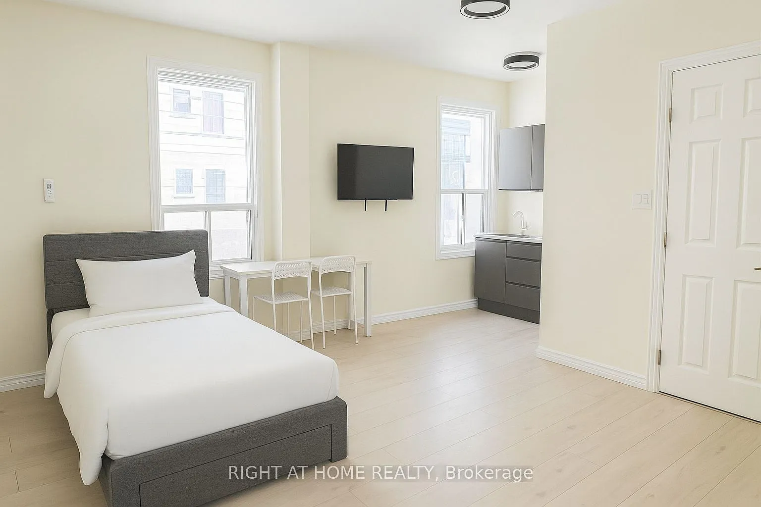 1 bed, $1,000 — Photo 1